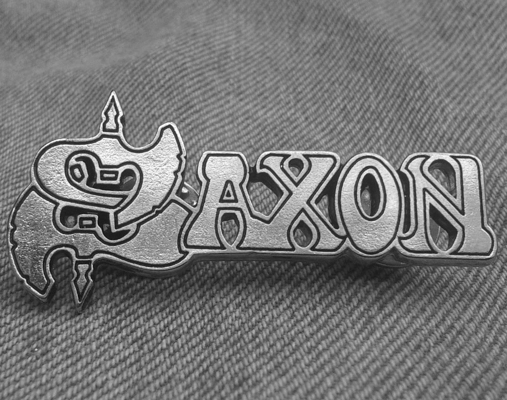 rz Metall-Anstecker in Form eines Saxon-Logos. 
