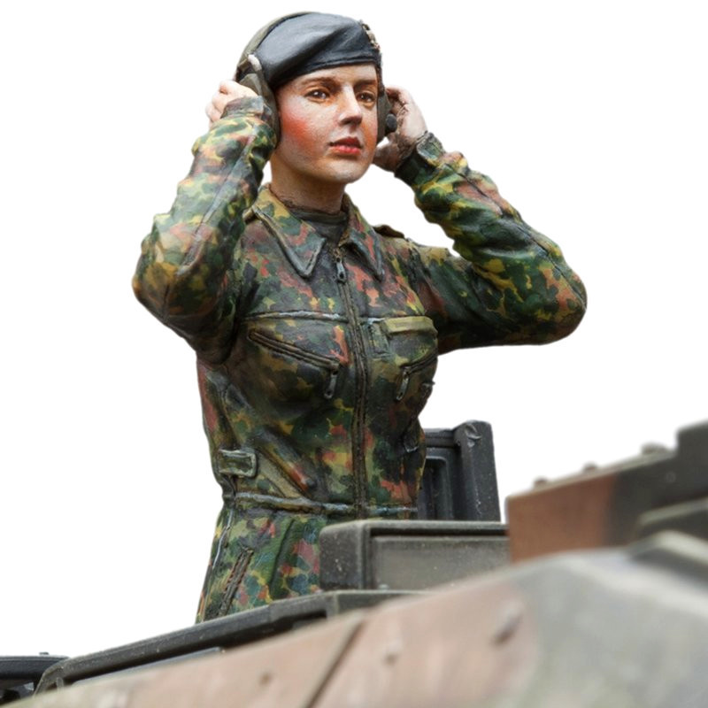licmas 1/16 Figur Bundeswehr Panzer Soldatin Flecktarn