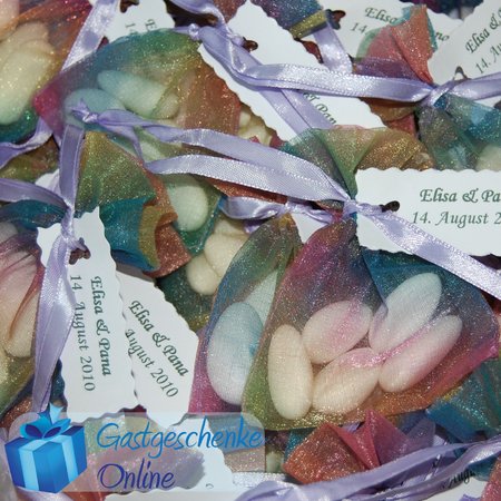 Gastgeschenke für eine Hochzeit Organzabeutel Regenbogen, gefüllt mit weißen Mandeln Kärtchen mit Vornamen des Brautpaares in weiß mit tannengrüner Schrift / {Location}: Taufkirchen - München\\n\\n16.07.2010 18:12