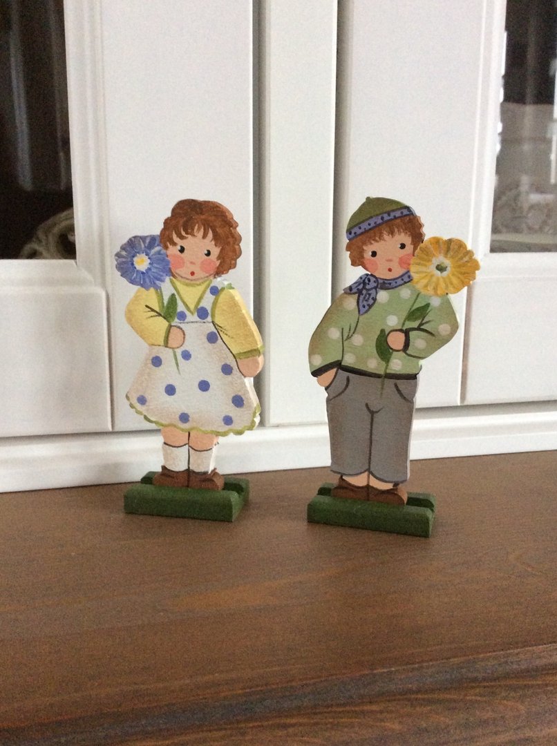kleines Kinderpaar mit Blumen
