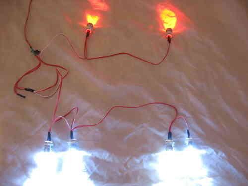 LED Beleuchtung für Kinder Autos (Rutscher/Elektro/Tret) Komplettset 4x weiss 2x rot 100cm Kabel